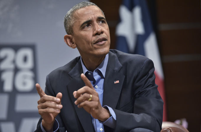 US President Barack Obama (R) speaks during a South by Southwest Interactive at the Long Center for Performing Arts in Austin, Texas on March 11, 2016. / AFP / MANDEL NGAN