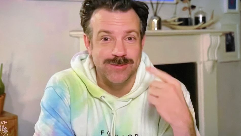 Jason Sudeikis accepting his Golden Globe in a hoodie is all of us